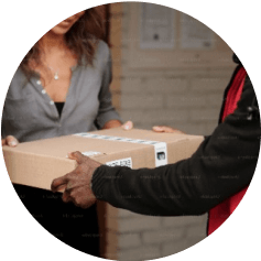 宅配便を受け取っている写真