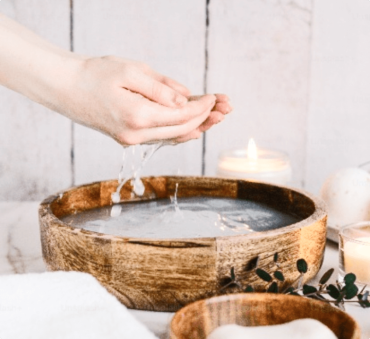 器から水を掬っている写真