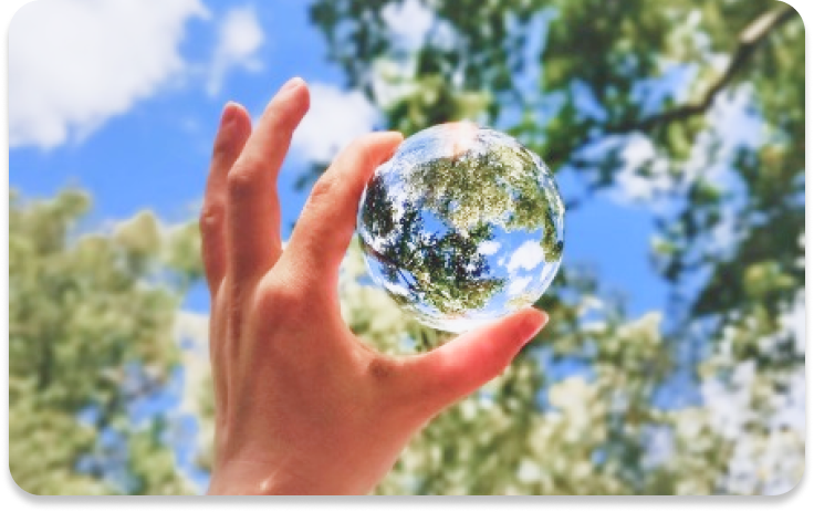 水晶をさらにかざしている画像